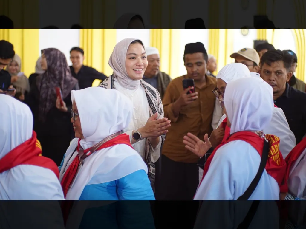 Dilepas Bupati Annisa, 83 Calon Haji Dharmasraya Berangkat ke Tanah Suci Mekah
